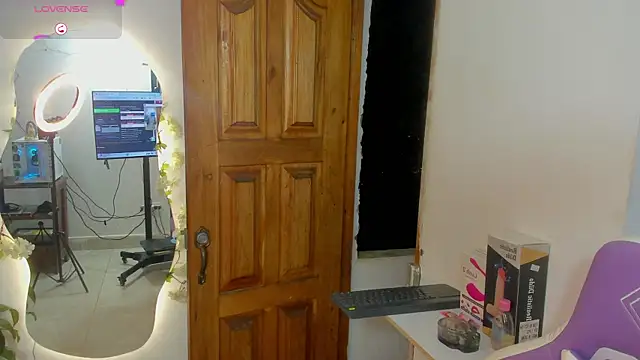 Snapshot of sofia_gold_ chatting on October 26, 12:05 am sofia gold online show from October 26, 12:05 am