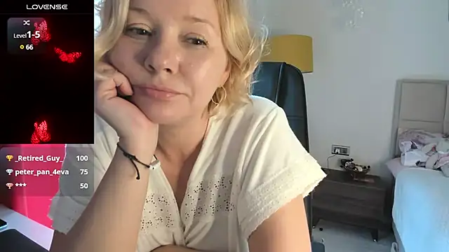 Snapshot of Colette__1977 chatting on March 13, 9:32 am Colette 1977 online show from March 13, 9:32 am