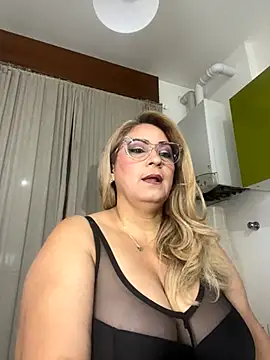 Snapshot of x_elena_x chatting on October 24, 6:32 am x elena x online show from October 24, 6:32 am