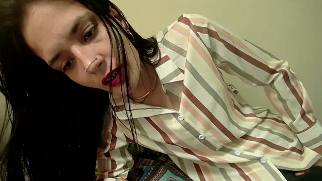 Snapshot of emmaherby chatting on December 1, 7:47 pm emmaherby online show from December 1, 7:47 pm