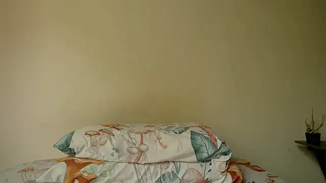 Snapshot of emmaherby chatting on December 12, 4:32 pm emmaherby online show from December 12, 4:32 pm