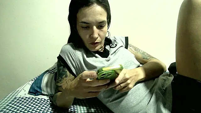 Snapshot of emmaherby chatting on January 25, 2:04 am emmaherby online show from January 25, 2:04 am