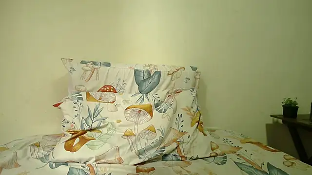 Snapshot of emmaherby chatting on March 15, 9:05 pm emmaherby online show from March 15, 9:05 pm