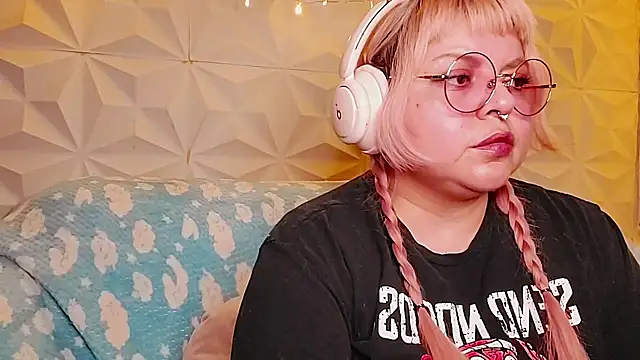 Snapshot of Satyn_doll chatting on May 20, 1:12 am Satyn doll online show from May 20, 1:12 am