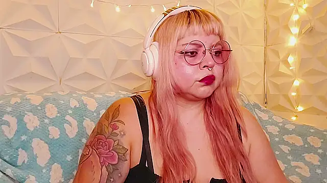 Snapshot of Satyn_doll chatting on May 20, 10:16 pm Satyn doll online show from May 20, 10:16 pm