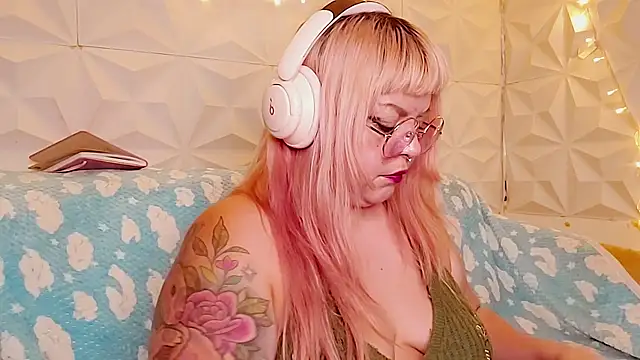 Snapshot of Satyn_doll chatting on May 22, 2:19 am Satyn doll online show from May 22, 2:19 am