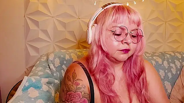 Snapshot of Satyn_doll chatting on June 3, 12:46 am Satyn doll online show from June 3, 12:46 am