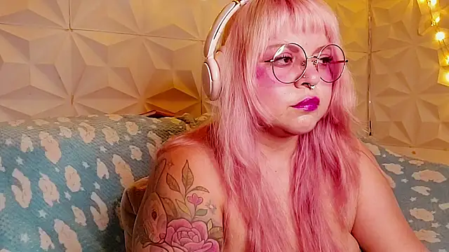 Snapshot of Satyn_doll chatting on June 4, 1:11 am Satyn doll online show from June 4, 1:11 am