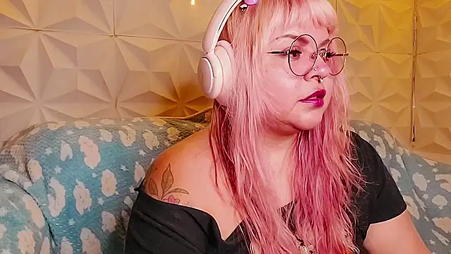 Snapshot of Satyn_doll chatting on June 6, 11:42 pm Satyn doll online show from June 6, 11:42 pm
