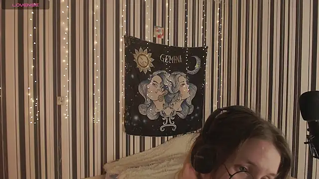  Hanna Moon  online show from October 7, 6:27 pm