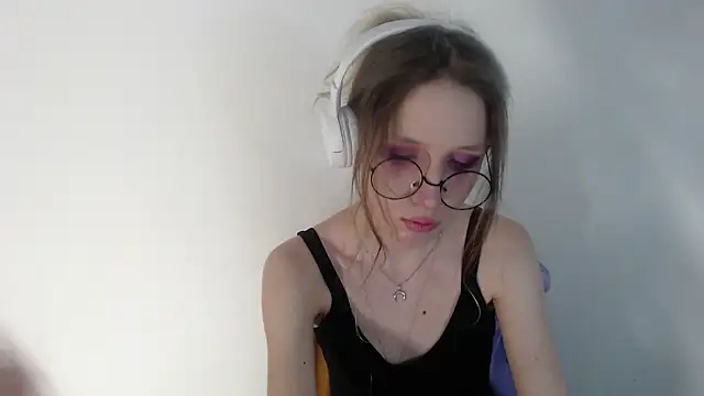 Snapshot of _Hanna_Moon_ chatting on April 17, 11:24 am Hanna Moon online show from April 17, 11:24 am
