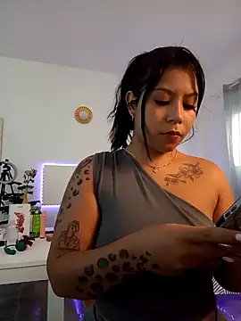 Snapshot of little_susie chatting on October 9, 8:23 am little susie online show from October 9, 8:23 am