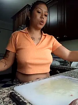 Snapshot of little_susie chatting on October 21, 8:26 am little susie online show from October 21, 8:26 am