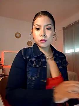 Snapshot of little_susie chatting on October 22, 8:25 am little susie online show from October 22, 8:25 am