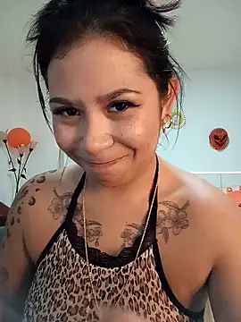 Snapshot of little_susie chatting on October 28, 9:13 am little susie online show from October 28, 9:13 am