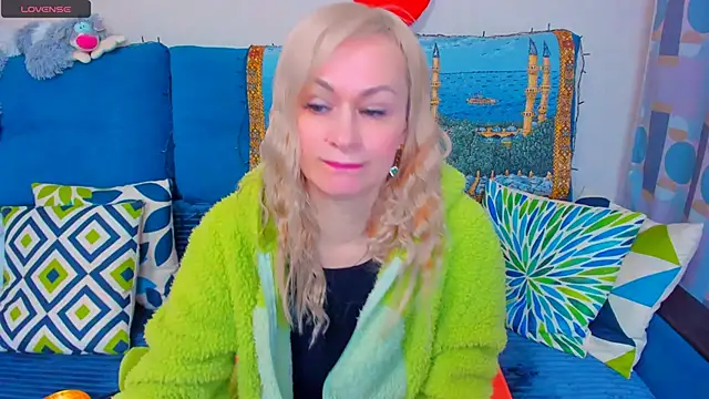 Snapshot of EllenMoore chatting on December 17, 2:44 am EllenMoore online show from December 17, 2:44 am