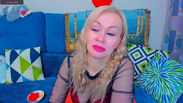 Snapshot of EllenMoore chatting on December 17, 5:51 am EllenMoore online show from December 17, 5:51 am