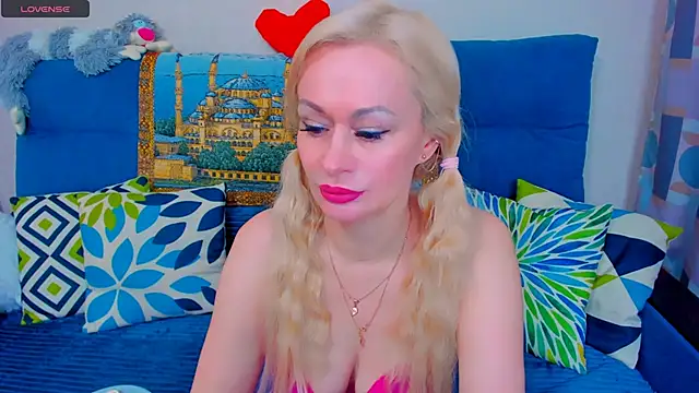 Snapshot of EllenMoore chatting on January 16, 5:32 am EllenMoore online show from January 16, 5:32 am