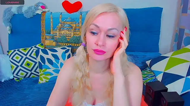 Snapshot of EllenMoore chatting on February 7, 3:55 am EllenMoore online show from February 7, 3:55 am