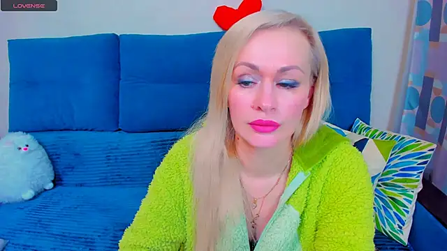 Snapshot of EllenMoore chatting on March 19, 2:05 am EllenMoore online show from March 19, 2:05 am