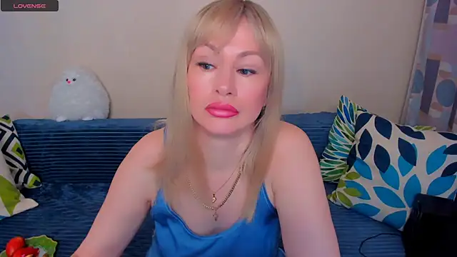 EllenMoore online show from May 20, 3:13 am
