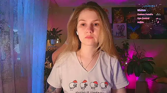 Snapshot of GoodWitch_ chatting on November 22, 7:51 am GoodWitch online show from November 22, 7:51 am