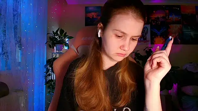 Snapshot of GoodWitch_ chatting on December 17, 7:47 am GoodWitch online show from December 17, 7:47 am