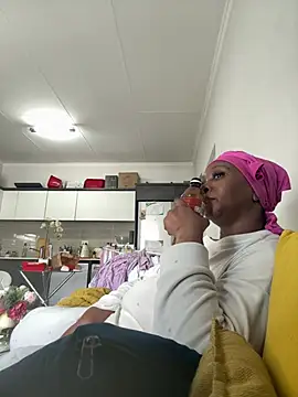 Bootyliciouse21X online show from May 6, 12:10 pm