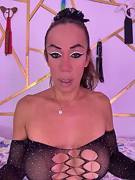 YOURSDEBORA online show from April 30, 7:20 pm