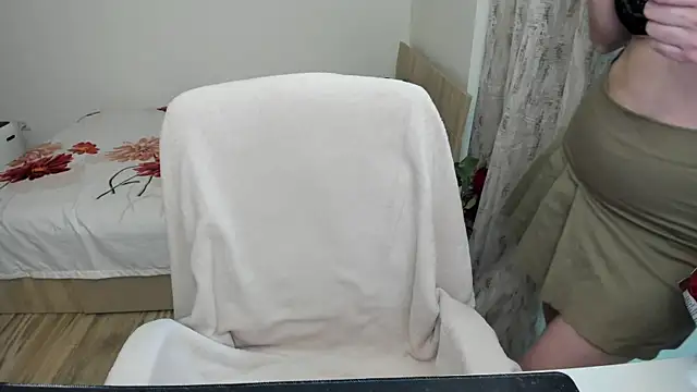 Snapshot of KrissLoona chatting on June 11, 9:57 pm KrissLoona online show from June 11, 9:57 pm