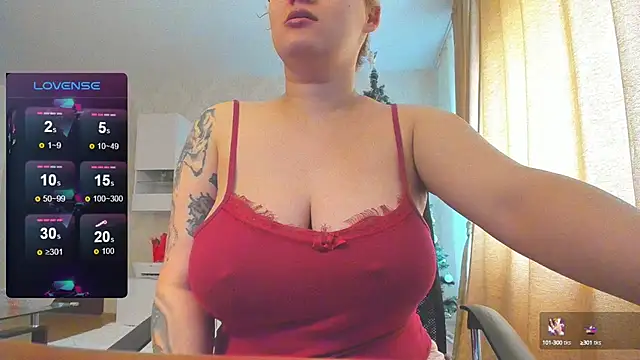 Snapshot of hot_evil_queen chatting on January 21, 8:19 am hot evil queen online show from January 21, 8:19 am
