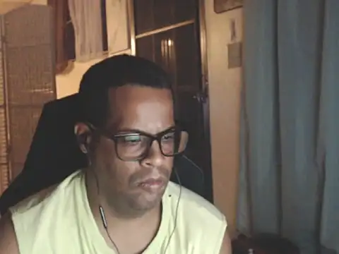 Snapshot of thesugar32 chatting on April 9, 2:00 am thesugar32 online show from April 9, 2:00 am