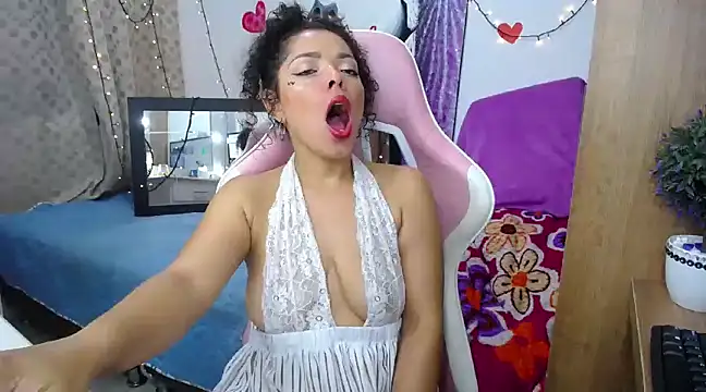 Snapshot of MarilynJones chatting on December 27, 7:18 am MarilynJones online show from December 27, 7:18 am