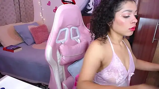 Snapshot of MarilynJones chatting on February 13, 6:52 am MarilynJones online show from February 13, 6:52 am