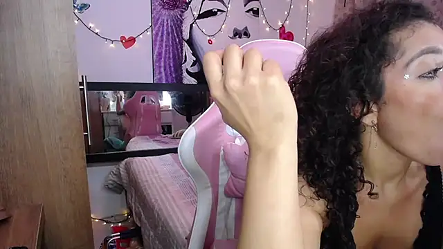 Snapshot of MarilynJones chatting on February 24, 2:19 am MarilynJones online show from February 24, 2:19 am