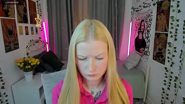 Snapshot of Laly_Peach chatting on October 18, 3:57 pm Laly Peach online show from October 18, 3:57 pm