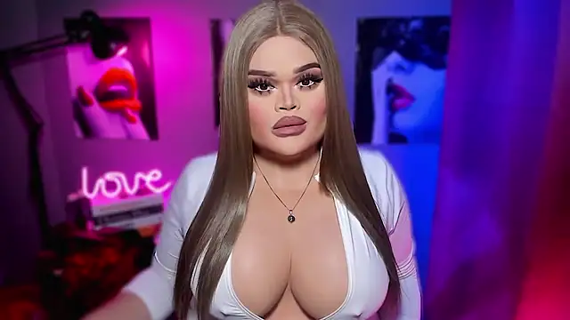 Snapshot of KarolinaThompson chatting on January 6, 7:56 am KarolinaThompson online show from January 6, 7:56 am