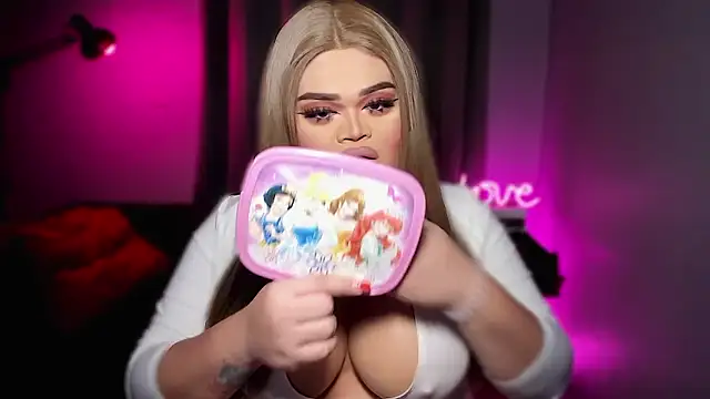 Snapshot of KarolinaThompson chatting on February 7, 5:44 am KarolinaThompson online show from February 7, 5:44 am