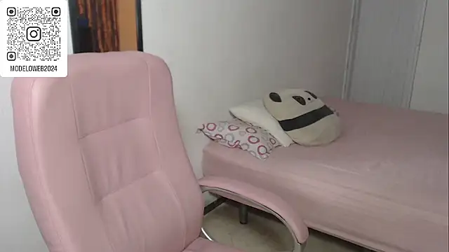 Snapshot of moon_cat85 chatting on February 21, 12:38 am moon cat85 online show from February 21, 12:38 am
