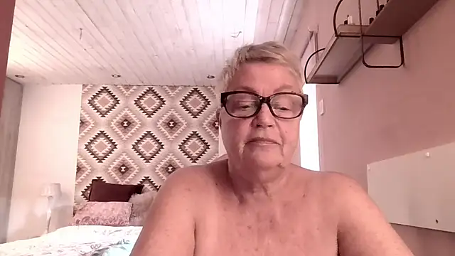 GrannyChrissy68 online show from February 28, 1:45 pm