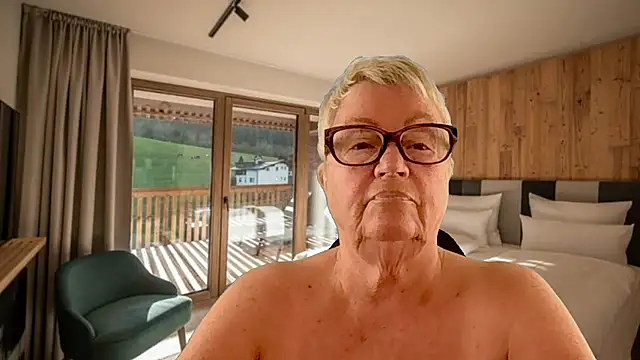 GrannyChrissy68 online show from March 12, 12:22 pm