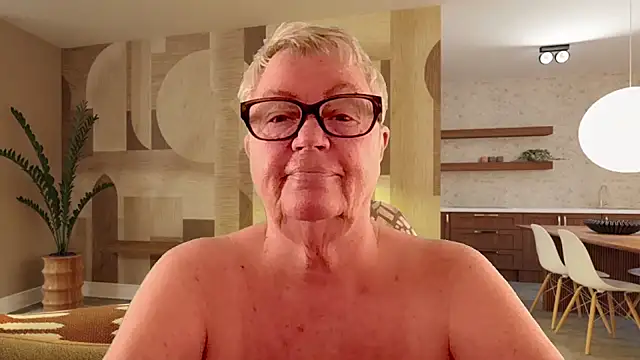 GrannyChrissy68 online show from April 3, 1:09 pm