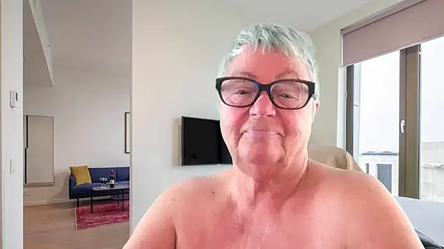 GrannyChrissy68 online show from May 6, 1:38 pm