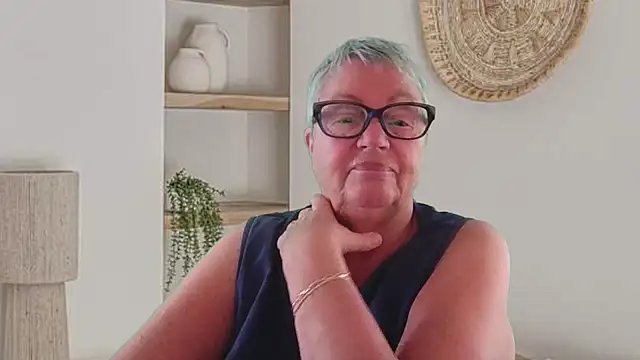 GrannyChrissy68 online show from May 9, 12:32 pm