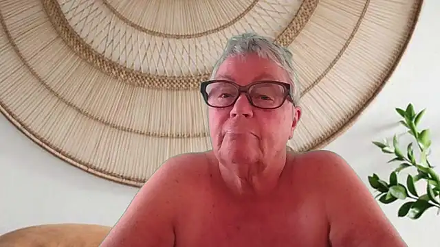 GrannyChrissy68 online show from May 10, 9:20 pm