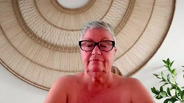 GrannyChrissy68 online show from May 15, 9:22 pm