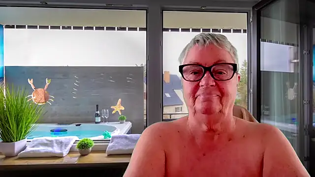 GrannyChrissy68 online show from May 16, 12:59 pm