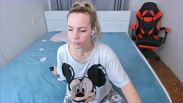 Snapshot of DreamGirl225 chatting on November 15, 8:16 pm DreamGirl225 online show from November 15, 8:16 pm