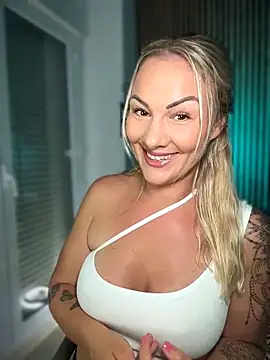 Snapshot of NastyMilf_ chatting on April 27, 7:12 pm NastyMilf online show from April 27, 7:12 pm