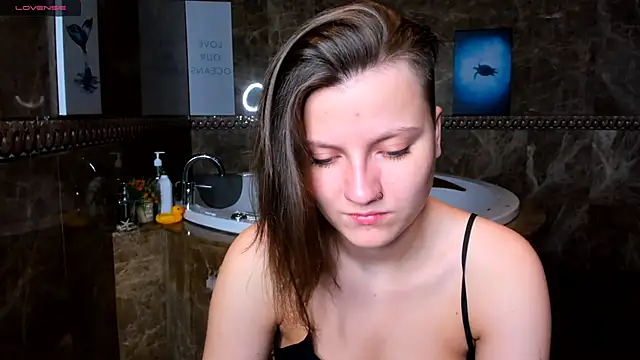 Snapshot of MelindaTin chatting on February 21, 12:16 am MelindaTin online show from February 21, 12:16 am